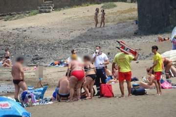 Una mujer se siente indispuesta en la playa de Salinetas y es evacuada en una ambulancia del SUC (Foto TA)